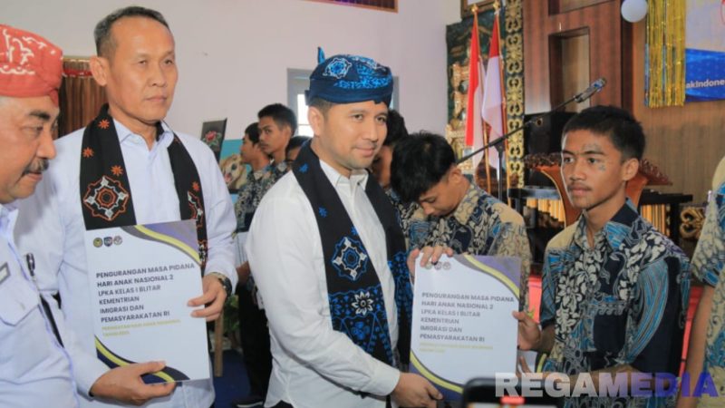 Caption: Wakil Gubernur Jawa Timur (Emil Elestianto Dardak), menyerahkan surat pengurangan masa pidana bagi anak binaan LPKA Kelas I Blitar. 