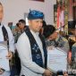 Caption: Wakil Gubernur Jawa Timur (Emil Elestianto Dardak), menyerahkan surat pengurangan masa pidana bagi anak binaan LPKA Kelas I Blitar. 