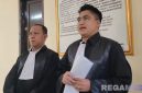 Caption: Achmad Bahri dan Didiyanto kuasa hukum Syamsiyah, saat diwawancara awak media usai sidang tanggapan JPU terhadap eksepsi di Pengadilan Negeri Sampang, (dok. regamedianews). 