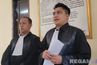 Caption: Achmad Bahri dan Didiyanto kuasa hukum Syamsiyah, saat diwawancara awak media di Pengadilan Negeri Sampang, usai sidang tanggapan JPU soal eksepsi, (dok. regamedianews). 