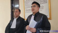 Caption: Achmad Bahri dan Didiyanto kuasa hukum Syamsiyah, saat diwawancara awak media usai sidang tanggapan JPU terhadap eksepsi di Pengadilan Negeri Sampang, (dok. regamedianews). 