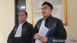 Caption: Achmad Bahri dan Didiyanto kuasa hukum Syamsiyah, saat diwawancara awak media di Pengadilan Negeri Sampang, usai sidang tanggapan JPU soal eksepsi, (dok. regamedianews). 