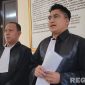 Caption: Achmad Bahri dan Didiyanto kuasa hukum Syamsiyah, saat diwawancara awak media di Pengadilan Negeri Sampang, usai sidang tanggapan JPU soal eksepsi, (dok. regamedianews). 