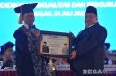 Caption: Rektor UTM (Prof. Dr. Safi) menyerahkan sertifikat penghargaan kepada Anggota VI Badan Pemeriksa Keuangan RI (Fathan Subchi). 