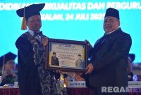 Caption: Rektor UTM (Prof. Dr. Safi) menyerahkan sertifikat penghargaan kepada Anggota VI Badan Pemeriksa Keuangan RI (Fathan Subchi). 