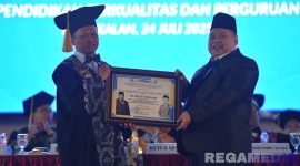 Caption: Rektor UTM (Prof. Dr. Safi) menyerahkan sertifikat penghargaan kepada Anggota VI Badan Pemeriksa Keuangan RI (Fathan Subchi). 