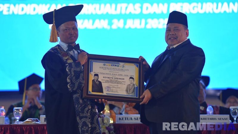 Caption: Rektor UTM (Prof. Dr. Safi) menyerahkan sertifikat penghargaan kepada Anggota VI Badan Pemeriksa Keuangan RI (Fathan Subchi). 