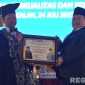 Caption: Rektor UTM (Prof. Dr. Safi) menyerahkan sertifikat penghargaan kepada Anggota VI Badan Pemeriksa Keuangan RI (Fathan Subchi). 