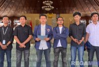 Caption: Pengurus BEM Unira saat menyatakan sikap kekecewaannya terhadap Bupati Pamekasan, (dok. regamedianews). 