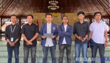 Caption: Pengurus BEM Unira saat menyatakan sikap kekecewaannya terhadap Bupati Pamekasan, (dok. regamedianews). 