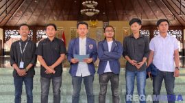 Caption: Pengurus BEM Unira saat menyatakan sikap kekecewaannya terhadap Bupati Pamekasan, (dok. regamedianews). 