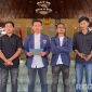 Caption: Pengurus BEM Unira saat menyatakan sikap kekecewaannya terhadap Bupati Pamekasan, (dok. regamedianews). 