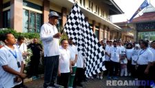 Caption: Rektor Universitas Trunojoyo Madura (Prof. Dr. Safi') saat membuka acara 'Jalan Sehat' dalam rangka Dies Natalis ke-24, (dok. Pemkab Bangkalan). 