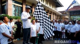 Caption: Rektor Universitas Trunojoyo Madura (Prof. Dr. Safi') saat membuka acara 'Jalan Sehat' dalam rangka Dies Natalis ke-24, (dok. Pemkab Bangkalan). 