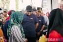 Caption: bersama Kapolres Sampang, Wabup H.Ahmad Mahfud saat meninjau sembako murah di Alun-Alun Trunojoyo, (sumber foto. Diskominfo Sampang). 