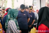 Caption: bersama Kapolres Sampang, Wabup H.Ahmad Mahfud saat meninjau sembako murah di Alun-Alun Trunojoyo, (sumber foto. Diskominfo Sampang). 
