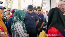 Caption: bersama Kapolres Sampang, Wabup H.Ahmad Mahfud saat meninjau sembako murah di Alun-Alun Trunojoyo, (sumber foto. Diskominfo Sampang). 