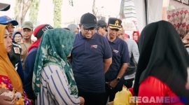 Caption: bersama Kapolres Sampang, Wabup H.Ahmad Mahfud saat meninjau sembako murah di Alun-Alun Trunojoyo, (sumber foto. Diskominfo Sampang). 