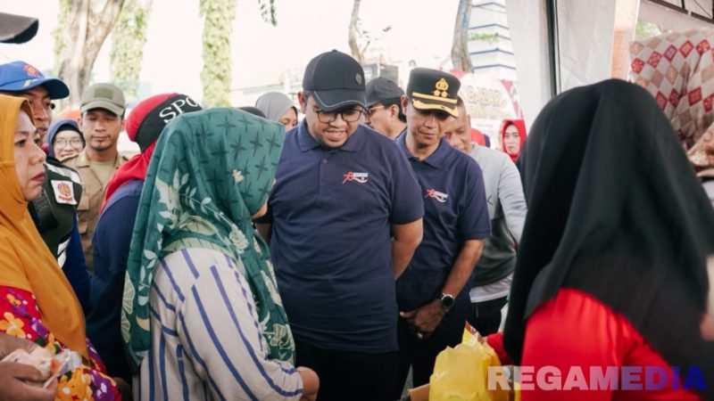 Caption: bersama Kapolres Sampang, Wabup H.Ahmad Mahfud saat meninjau sembako murah di Alun-Alun Trunojoyo, (sumber foto. Diskominfo Sampang). 