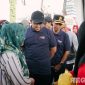 Caption: bersama Kapolres Sampang, Wabup H.Ahmad Mahfud saat meninjau sembako murah di Alun-Alun Trunojoyo, (sumber foto. Diskominfo Sampang). 