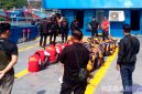 Caption: petuga Lapas mengawal dan menjaga ketat 37 napi resiko tinggi saat hendak dipindahkan ke Lapas Pulau Nusakambangan, (sumber foto: Lapas Pamekasan). 
