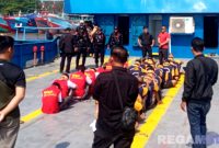 Caption: petuga Lapas mengawal dan menjaga ketat 37 napi resiko tinggi saat hendak dipindahkan ke Lapas Pulau Nusakambangan, (sumber foto: Lapas Pamekasan). 