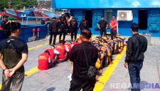Caption: petuga Lapas mengawal dan menjaga ketat 37 napi resiko tinggi saat hendak dipindahkan ke Lapas Pulau Nusakambangan, (sumber foto: Lapas Pamekasan). 