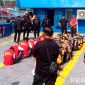 Caption: petuga Lapas mengawal dan menjaga ketat 37 napi resiko tinggi saat hendak dipindahkan ke Lapas Pulau Nusakambangan, (sumber foto: Lapas Pamekasan). 