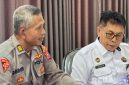 Caption: Kasubbagkerma Bagops Polres Pamekasan, AKP Subroto (kiri), dan Kasi Kamtib Lapas Narkotika Pamekasan, I Ketut Ardiyasa (kanan). 