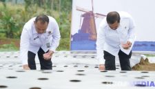 Caption: Menteri Imipas (Agus Andrianto), menanam bibit edamame dan kubis di lahan SAE L’Sima, Kabupaten Malang, (foto istimewa). 