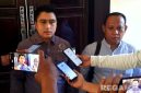 Caption: Didiyanto dan Achmad Bahri, dua kuasa hukum terdakwa 'Syamsiyah' saat diwawancara usai sidang putusan sela, di Pengadilan Negeri Sampang, (dok. regamedianews). 