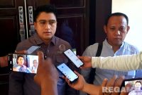 Caption: Didiyanto dan Achmad Bahri, dua kuasa hukum terdakwa 'Syamsiyah' saat diwawancara usai sidang putusan sela, di Pengadilan Negeri Sampang, (dok. regamedianews). 