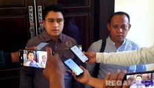 Caption: Didiyanto dan Achmad Bahri, dua kuasa hukum terdakwa 'Syamsiyah' saat diwawancara usai sidang putusan sela, di Pengadilan Negeri Sampang, (dok. regamedianews). 