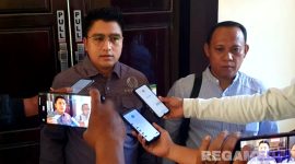 Caption: Didiyanto dan Achmad Bahri, dua kuasa hukum terdakwa 'Syamsiyah' saat diwawancara usai sidang putusan sela, di Pengadilan Negeri Sampang, (dok. regamedianews). 