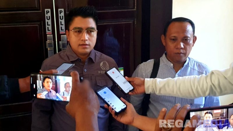 Caption: Didiyanto dan Achmad Bahri, dua kuasa hukum terdakwa 'Syamsiyah' saat diwawancara usai sidang putusan sela, di Pengadilan Negeri Sampang, (dok. regamedianews). 