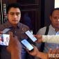 Caption: Didiyanto dan Achmad Bahri, dua kuasa hukum terdakwa 'Syamsiyah' saat diwawancara usai sidang putusan sela, di Pengadilan Negeri Sampang, (dok. regamedianews). 