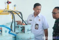 Caption: Penasehat Khusus Presiden Bidang Politik, Hukum, dan Keamanan (Jenderal Erwin Charara Rusmana), saat mengecek fasilitas dapur SPPG di Bangkalan, (dok. regamedianews). 