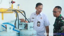 Caption: Penasehat Khusus Presiden Bidang Politik, Hukum, dan Keamanan (Jenderal Erwin Charara Rusmana), saat mengecek fasilitas dapur SPPG di Bangkalan, (dok. regamedianews). 