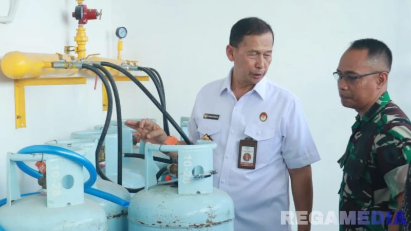 Caption: Penasehat Khusus Presiden Bidang Politik, Hukum, dan Keamanan (Jenderal Erwin Charara Rusmana), saat mengecek fasilitas dapur SPPG di Bangkalan, (dok. regamedianews). 