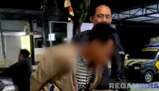 Caption: inisial MA, pelaku pencurian kotak amal masjid, saat digelandang polisi ke Mako Polsek Sokobanah, (dok. regamedianews). 