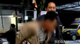 Caption: inisial MA, pelaku pencurian kotak amal masjid, saat digelandang polisi ke Mako Polsek Sokobanah, (dok. regamedianews). 