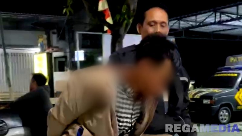 Caption: inisial MA, pelaku pencurian kotak amal masjid, saat digelandang polisi ke Mako Polsek Sokobanah, (dok. regamedianews). 