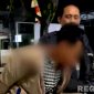 Caption: inisial MA, pelaku pencurian kotak amal masjid, saat digelandang polisi ke Mako Polsek Sokobanah, (dok. regamedianews). 