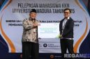 Caption: penyerahan secara simbolis kartu kepesertaan BPJS Ketanagakerjaan untuk mahasiswa Universitas Madura (Unira) Pamekasan. 
