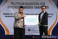 Caption: penyerahan secara simbolis kartu kepesertaan BPJS Ketanagakerjaan untuk mahasiswa Universitas Madura (Unira) Pamekasan. 