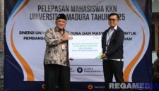 Caption: penyerahan secara simbolis kartu kepesertaan BPJS Ketanagakerjaan untuk mahasiswa Universitas Madura (Unira) Pamekasan. 