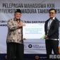 Caption: penyerahan secara simbolis kartu kepesertaan BPJS Ketanagakerjaan untuk mahasiswa Universitas Madura (Unira) Pamekasan. 