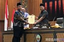 Caption: Ruda Mandala Putra, anggota DPRD Bangkalan menyampaikan pandangan umum fraksinya, saat paripurna pembahasan PAK 2025, (dok. regamedianews). 