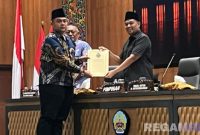 Caption: Ruda Mandala Putra, anggota DPRD Bangkalan menyampaikan pandangan umum fraksinya, saat paripurna pembahasan PAK 2025, (dok. regamedianews). 