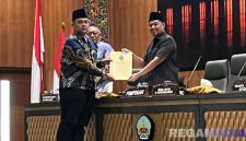 Caption: Ruda Mandala Putra, anggota DPRD Bangkalan menyampaikan pandangan umum fraksinya, saat paripurna pembahasan PAK 2025, (dok. regamedianews). 